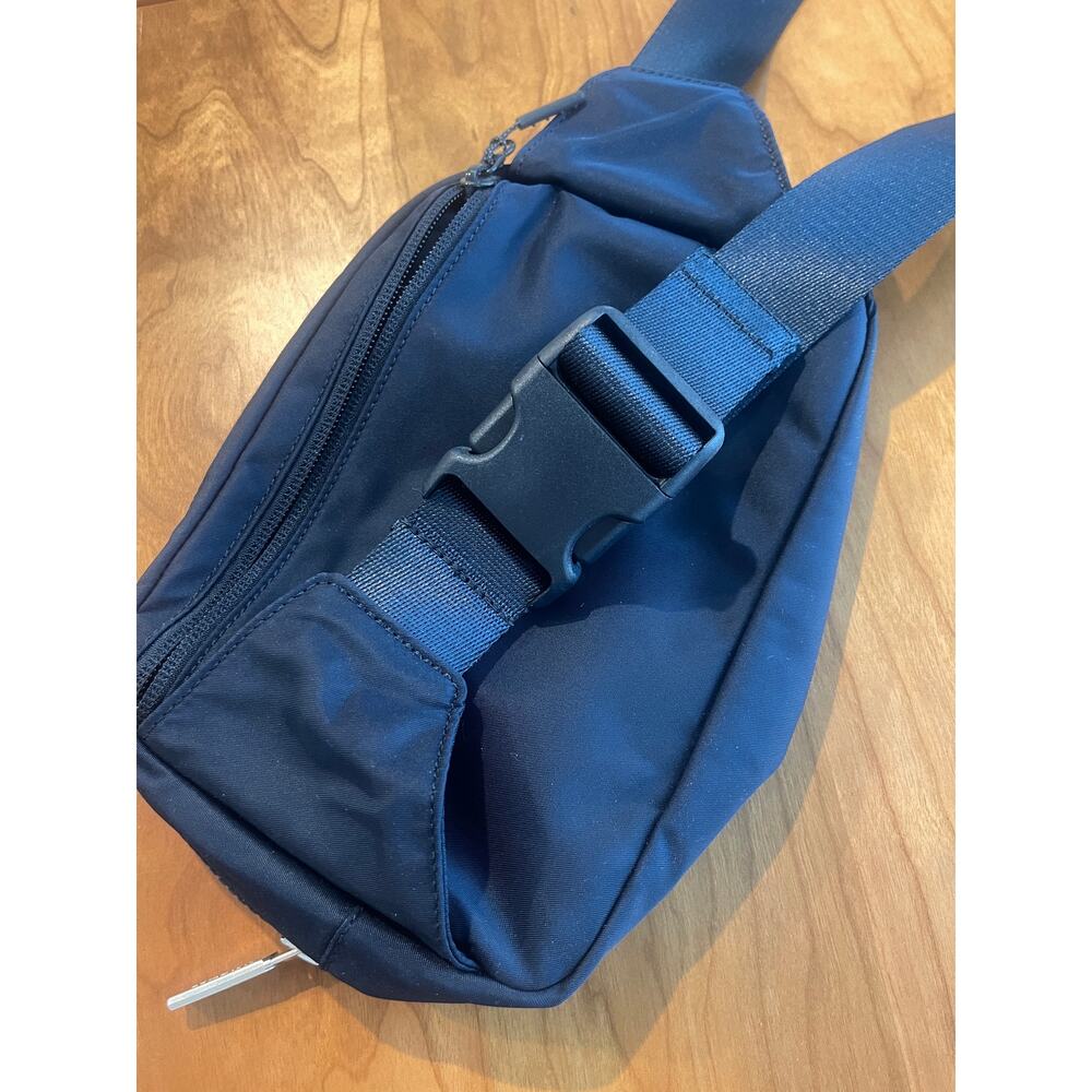 Lululemon Everywhere Belt Bag 1L Navy Blue Crossbody Waist Fanny Pack Unisex - Picture 7 of 7